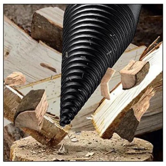 Holzscheit springt beim Spalten auseinander