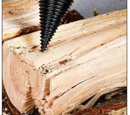 Sauber gespaltenes Brennholz nach dem Einsatz